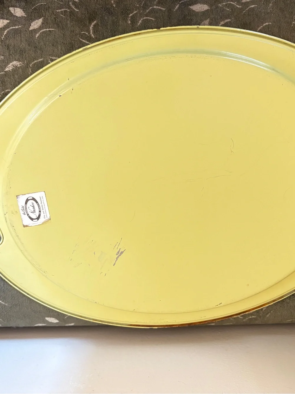 Metal tray, vintage tole painted. Integrated handles. Large